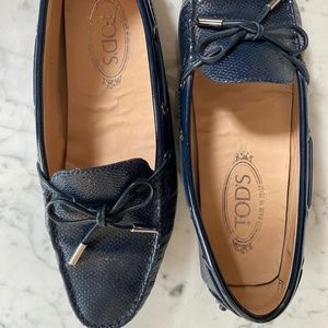 Tod's navy pebbled leather  driver flat